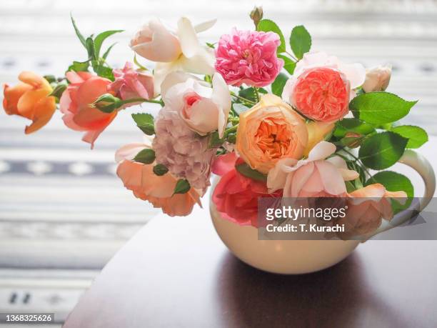 flower arrangement - ikebana arrangement stock pictures, royalty-free photos & images