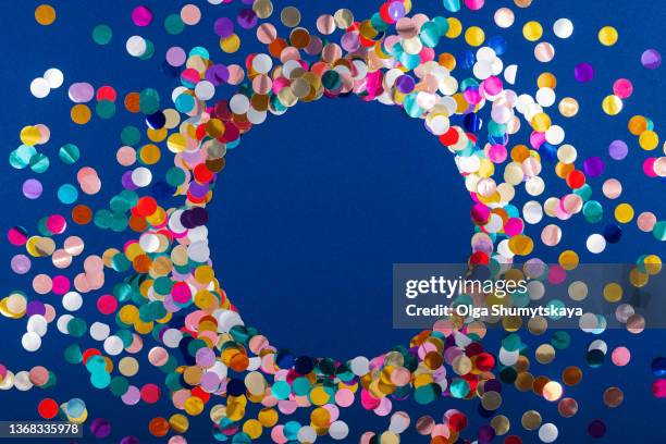round confetti sequin frame with copy space on blue background - confetti photos et images de collection