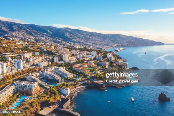 funchal bucht madeira insel portugal luftaufnahme - portugal stock-fotos und bilder