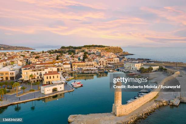 old lighthouse in the venetian harbor, rethymno - crète photos et images de collection