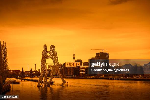molecule man sculpture in berlin at sunset - berlin friedrichshain stockfoto's en -beelden