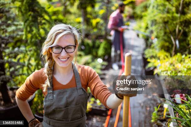 ritratto di un dipendente del garden center al lavoro - orticoltura foto e immagini stock