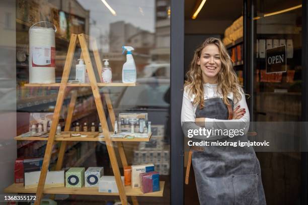 orgullosa dueña de una pequeña empresa frente a la tienda - escaparate fotografías e imágenes de stock