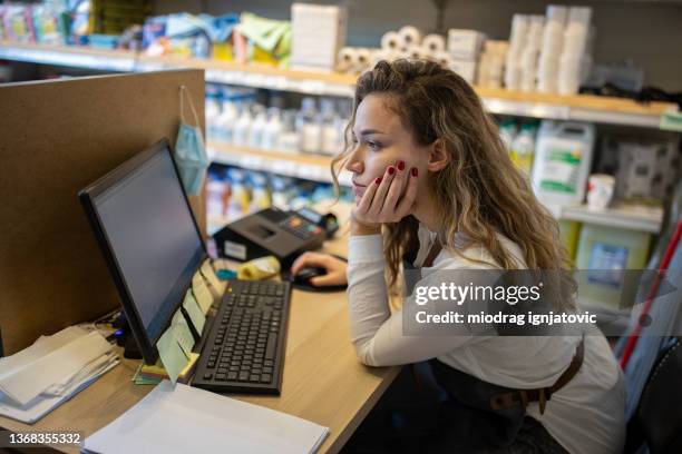 Computer Store Team Computer Store Employee Photos and Premium High Res Pictures - Getty Images