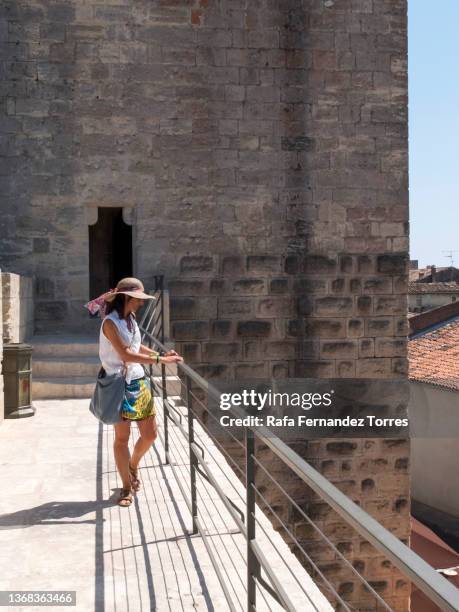 portrait of happy carefree woman wearing hat tourist in straw hat, white shirt - nîmes stock-fotos und bilder