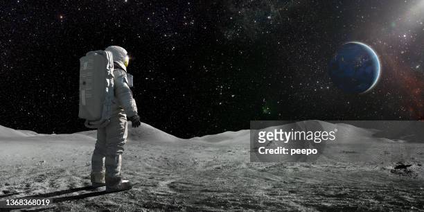 astronauta de pie en la luna mirando hacia una tierra distante - en blanco fotografías e imágenes de stock