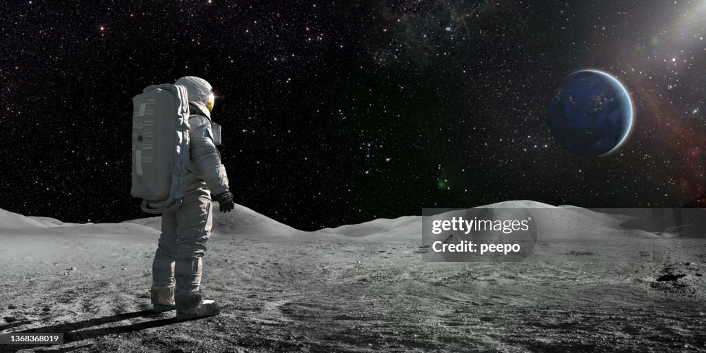 Astronaute debout sur la Lune regardant vers une Terre lointaine