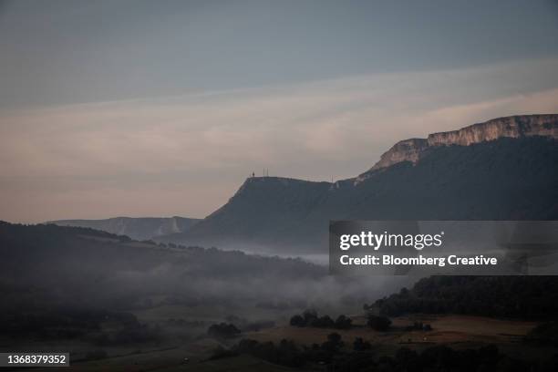 mist in a valley in the spanish countryside - biscaglia foto e immagini stock