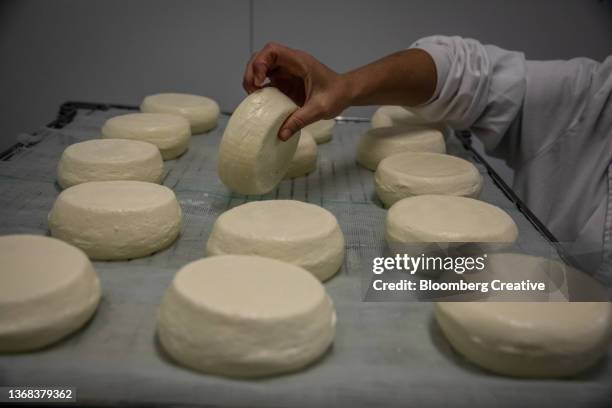 Shelf Basque Basque Circle Photos and Premium High Res Pictures - Getty Images
