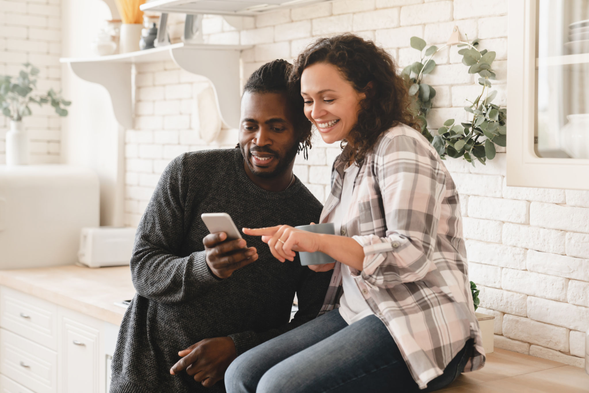 couple choosing date