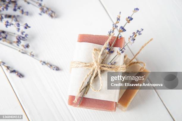 organic handmade soap with lavender - aspetto naturale foto e immagini stock