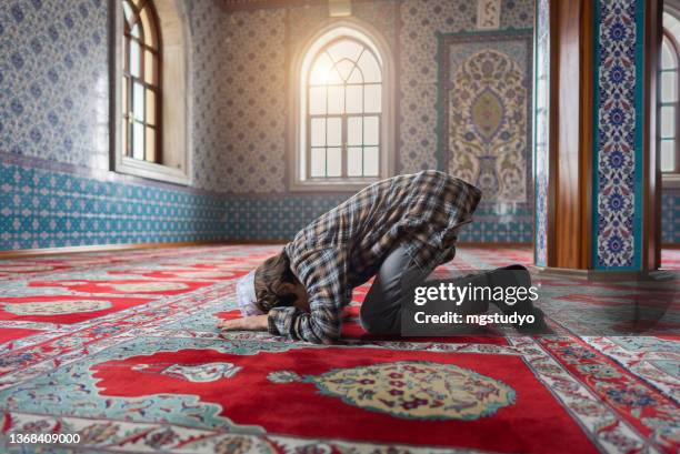 muslimischer junge sallah in der moschee. - namaz stock-fotos und bilder