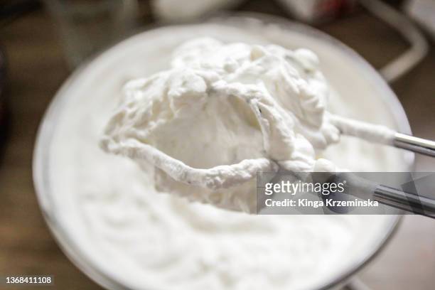 whipped cream - alcorza fotografías e imágenes de stock