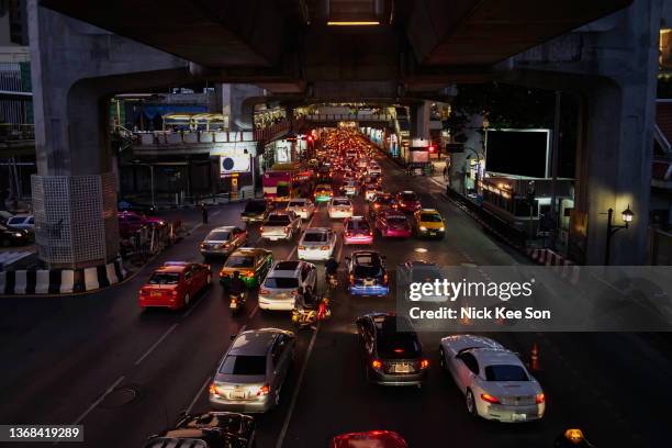 bangkok rush hour traffic jam - cars on motor way stockfoto's en -beelden