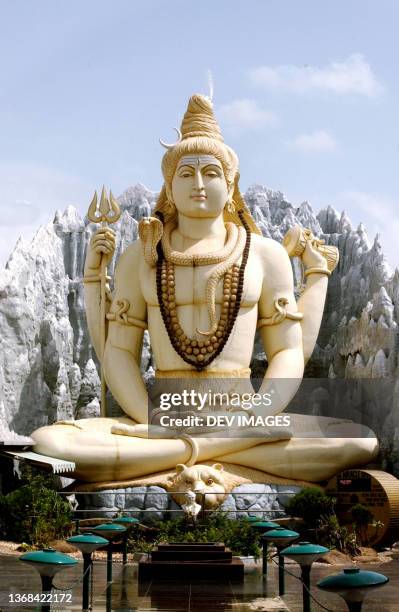 statue of lord shiva doing yoga - shiva stock-fotos und bilder