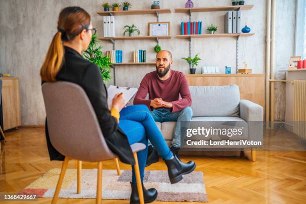 man during a psychotherapy session - therapist imagens e fotografias de stock