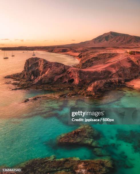 papagayo bay,scenic view of sea against sky during sunset,yaiza,las palmas,spain - canary fotografías e imágenes de stock