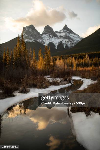 fall reflections,scenic view of lake by snowcapped mountains against sky,canmore,alberta,canada - canmore - fotografias e filmes do acervo
