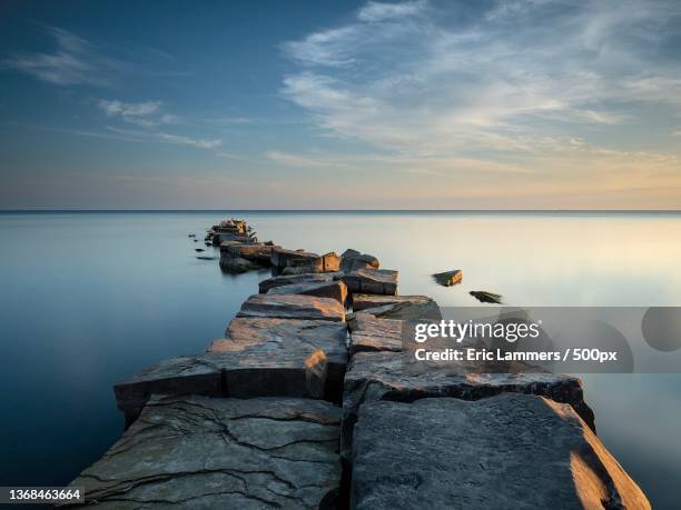 huntington beach,scenic view of sea against sky during sunset,bay village,ohio,united states,usa - groyne photos et images de collection