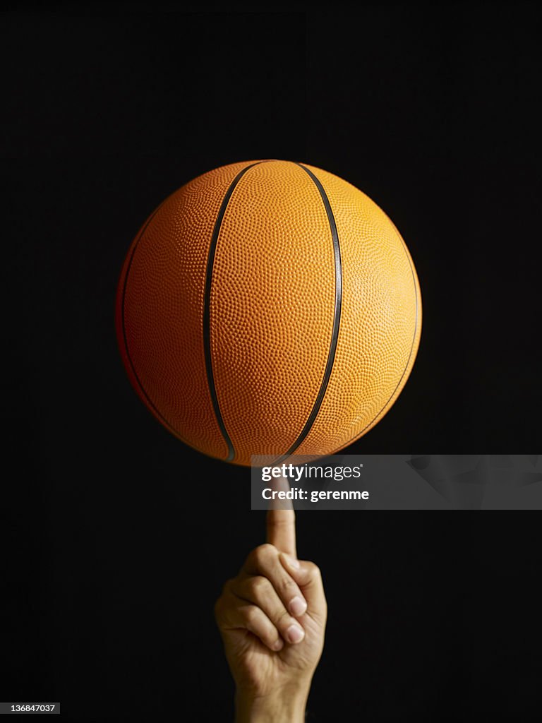 Uomo di filatura il basket In aria