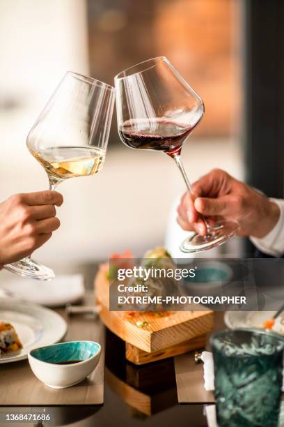 tempo relaxante em um restaurante após reunião de negócios - wine glass - fotografias e filmes do acervo