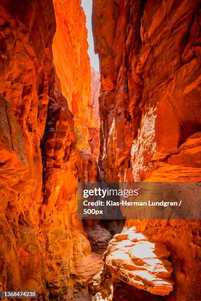 wadi rum canyon,view of rock formations,aqaba qasabah district,jordan - äventyr photos et images de collection