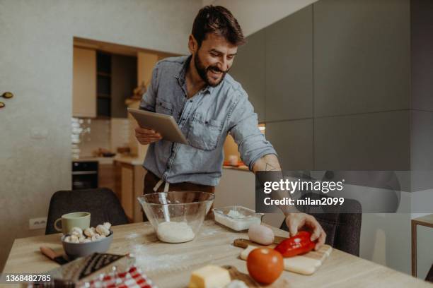 die pizza - lady cooking confused stock-fotos und bilder