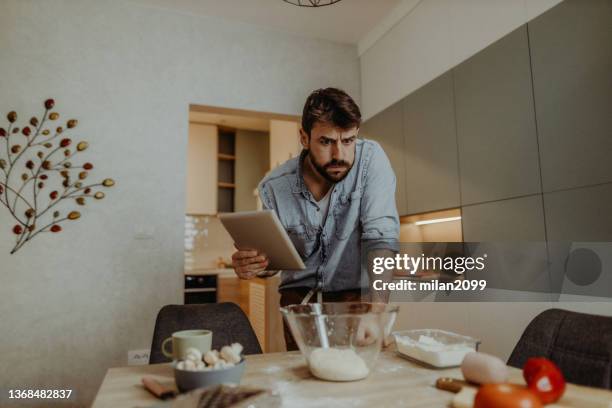 pizza - lady cooking confused imagens e fotografias de stock