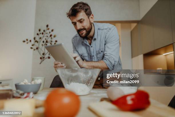 pizza - lady cooking confused imagens e fotografias de stock