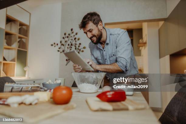 pizza - lady cooking confused stock-fotos und bilder