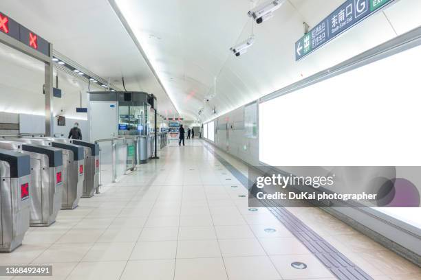 underpass billboard - metro screen door stock-fotos und bilder