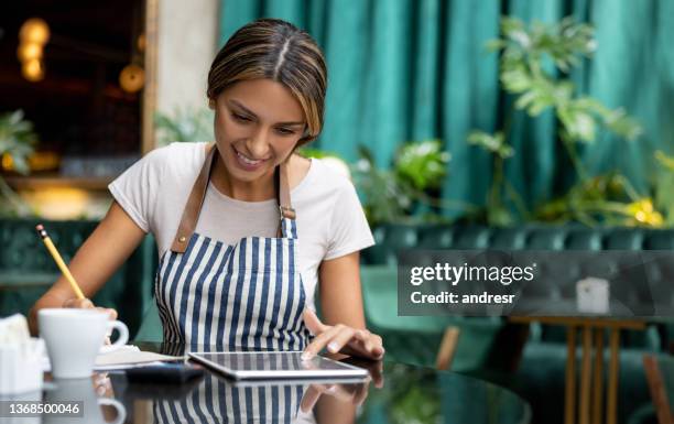 business owner doing the books at a cafe - kostenlos stockfoto's en -beelden