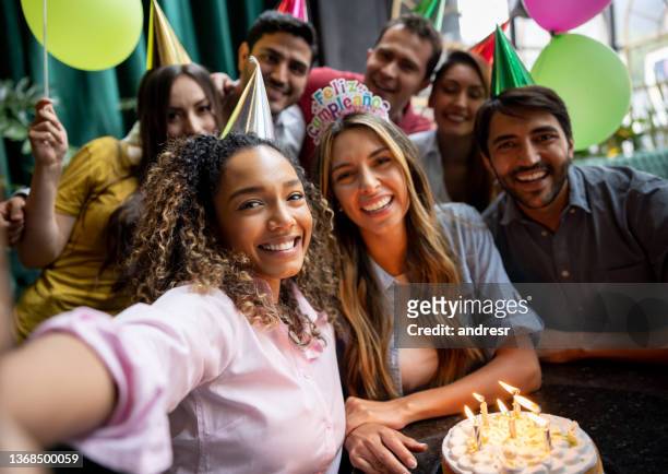 feliz grupo de amigos tirando uma selfie em uma festa de aniversário - happy birthday - fotografias e filmes do acervo