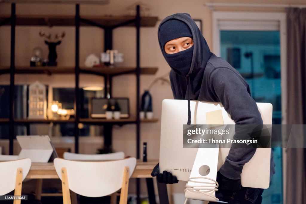 Burglars at work in an one-family house