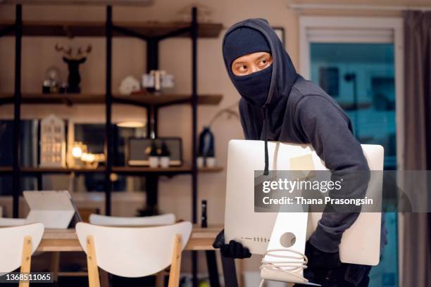 burglars at work in an one-family house - cambrioleur photos et images de collection