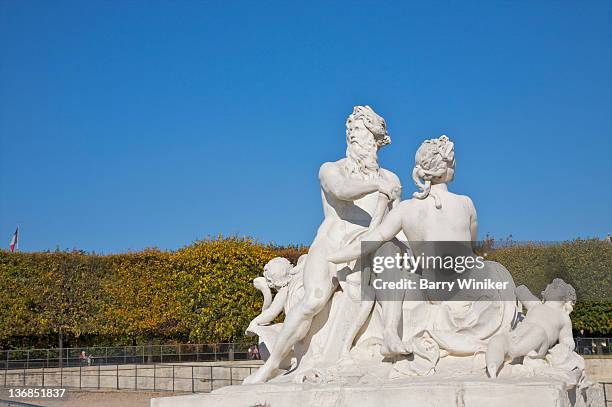 man and woman in white marble in park. - statue paris photos et images de collection