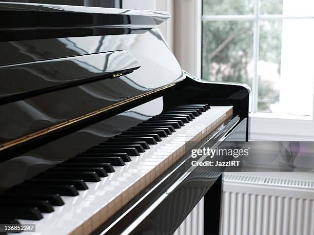teclas de piano e fechar - instrumento musical de tecla imagens e fotografias de stock