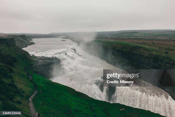 island gullfoss falls riesiger wasserfall - gullfoss falls stock-fotos und bilder