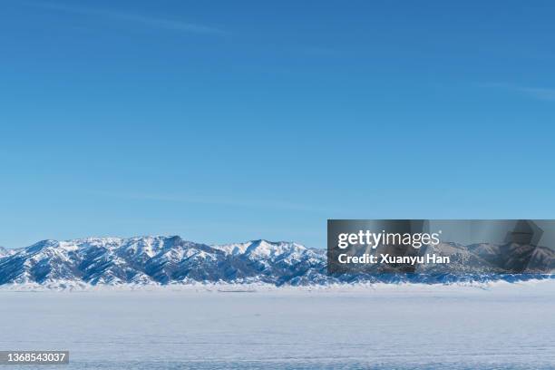 snow capped mountains against the sky - horizont über land stock-fotos und bilder