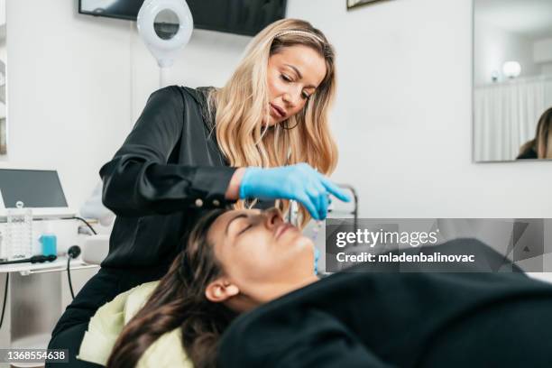 tratamiento de cirugía estética facial - aguja fotografías e imágenes de stock