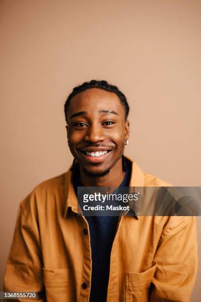 portrait of smiling man over brown background - sorriso aberto imagens e fotografias de stock