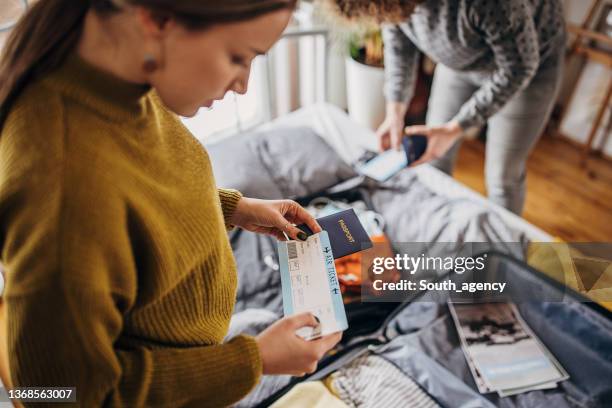 jovem casal saindo de férias - passagem de avião - fotografias e filmes do acervo