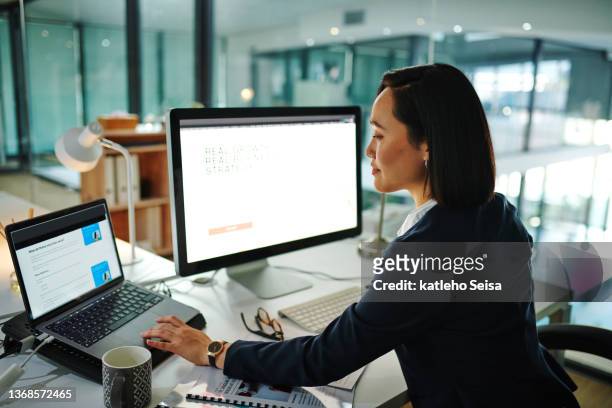 職場の現代のオフィスでコンピュータを使用している若いビジネスウーマンのショット - 画面 ストックフォトと画像