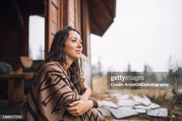 die frische der berge genießen - blick durchs fenster aussenaufnahme haus stock-fotos und bilder