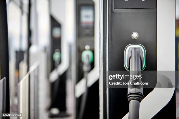 a bank of electric car chargers - coche eléctrico coche de combustible alternativo fotografías e imágenes de stock