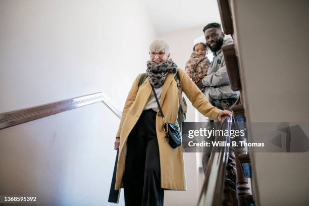 mixed race family leaving house together - grade de proteção - fotografias e filmes do acervo