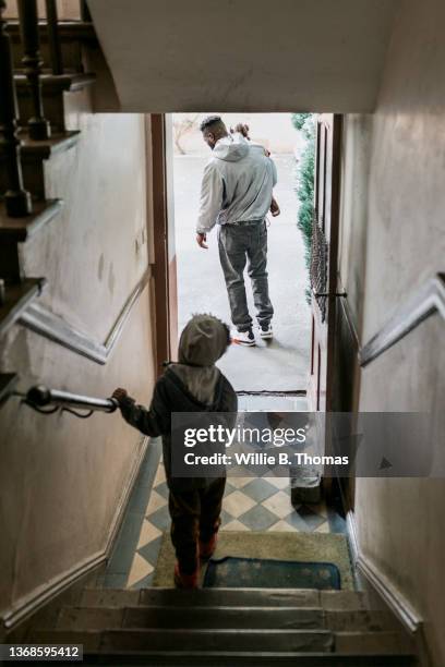 dad leaving house with his kids - family tree stockfoto's en -beelden