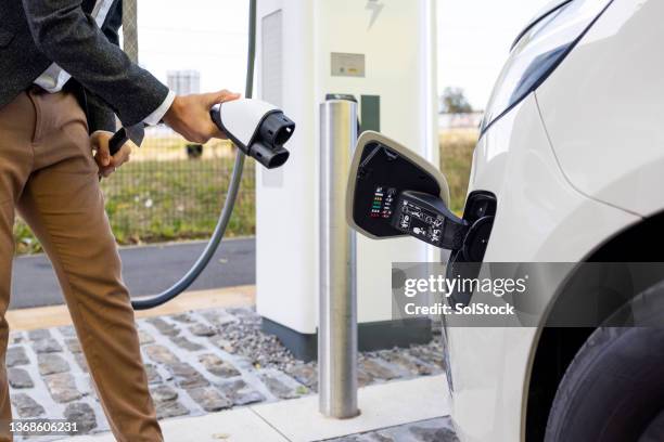 convenient and easy charging - elektrische auto stockfoto's en -beelden