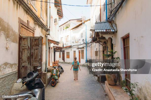 female traveler exploring stone town city on zanzibar island, tanzania - zanzibar 個照片及圖片檔