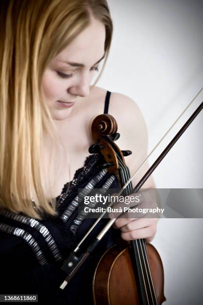 young woman playing the violin - beginner perform in berlin stockfoto's en -beelden